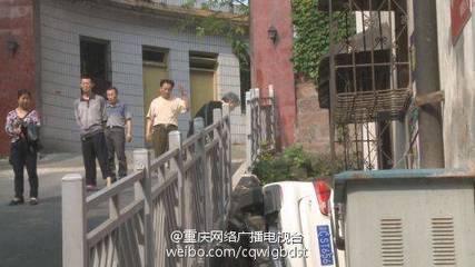 #重庆身边事# 【铜梁:年轻女司机挂错前进. 来自重庆网络广播电视台 - 微博